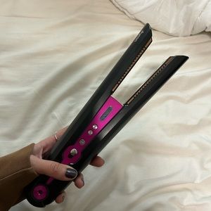 Brand new unopened Dyson Corrale hair styler. Comes with charger/charging stand